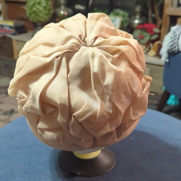 Dusty pink champagne Beige 50s gathered ruffly hat Wedding Motherofbride pillbox - Picture 4 of 7